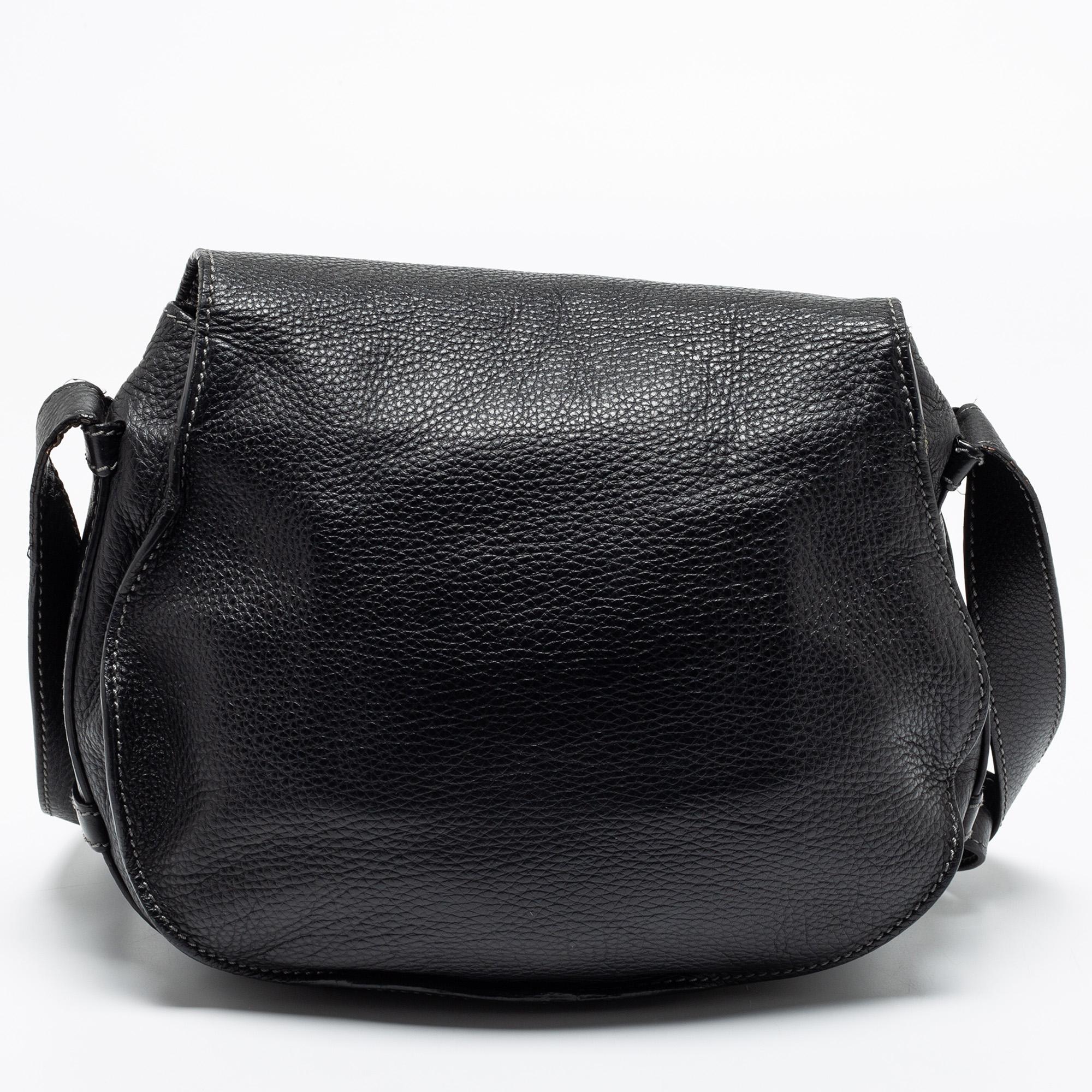 A timeless design that will last you season after season, the Marcie bag from Chloé is a wardrobe essential. The cross-body bag features neat stitching details on the flap in a distinctive shape. Crafted from black leather to a functional