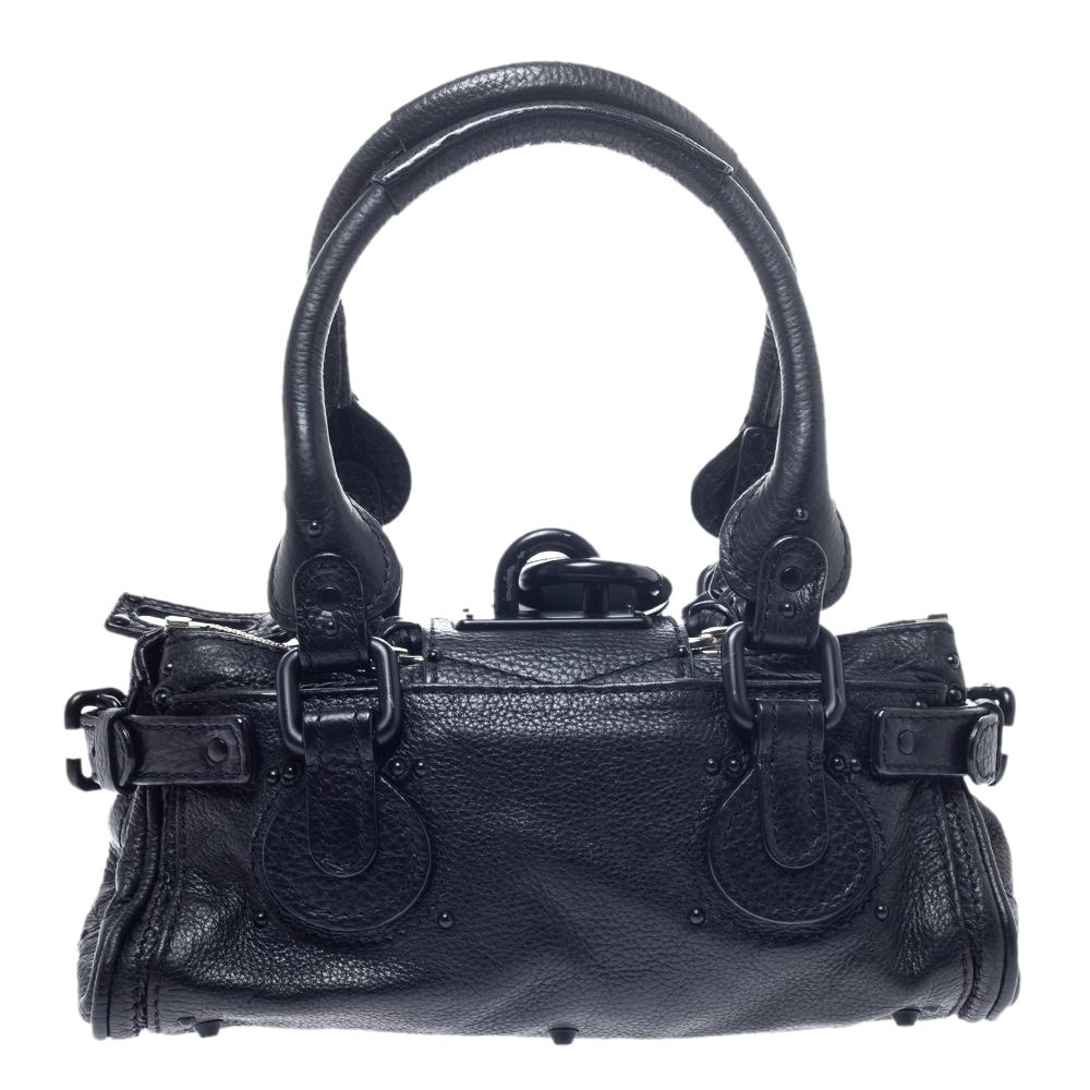 This Chloe Paddington bag is built to assist your impeccable style on all days. Black-tone hardware with a chunky lock on the front easily attracts all the attention. The black leather has an interesting texture while the canvas interior is sized to