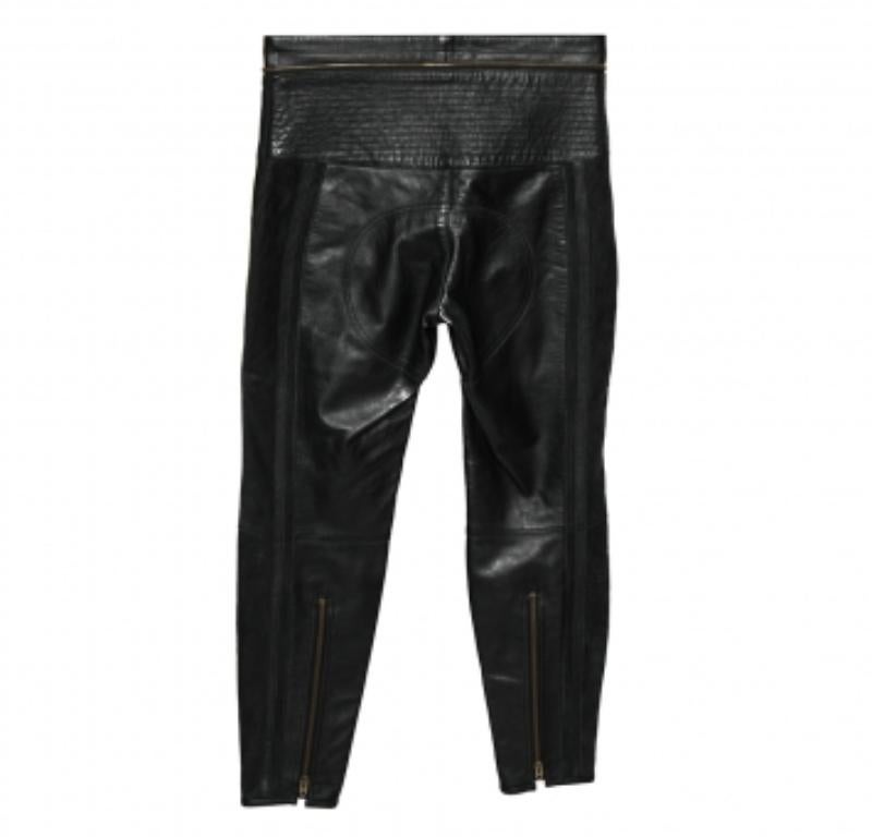Estos pantalones moteros de Chloé añadirán un toque lujoso a tu atuendo. Están confeccionados en piel negra y piel de nobuk en una silueta de corte recortado. Presentan detalles de paneles y botones dorados en la parte delantera. Están equipados con
