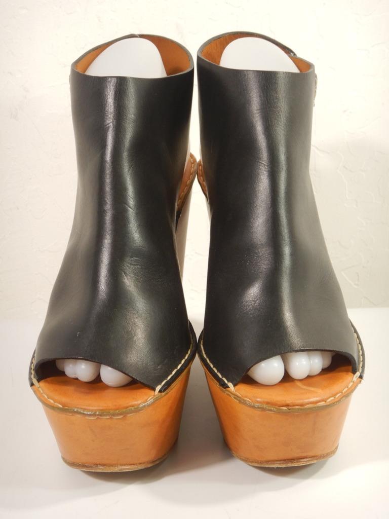Chloe Black Leather Open Toe Platform Wedge Clogs 38.5 In Fair Condition For Sale In Oakland, CA