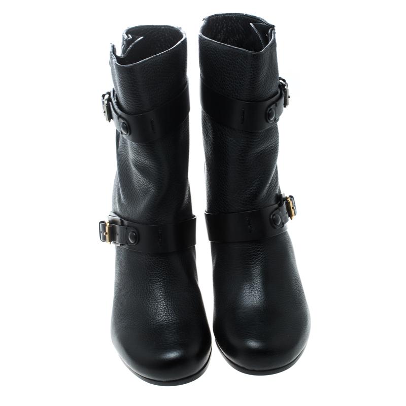 Gehen Sie stilvoll aus dem Haus und lassen Sie andere für diese halbhohen Stiefel von Chloe schwärmen! Die schwarzen Stiefel sind aus Leder gefertigt und haben eine schicke Silhouette. Sie haben eine runde Zehenpartie, zwei Schnallenriemen auf dem