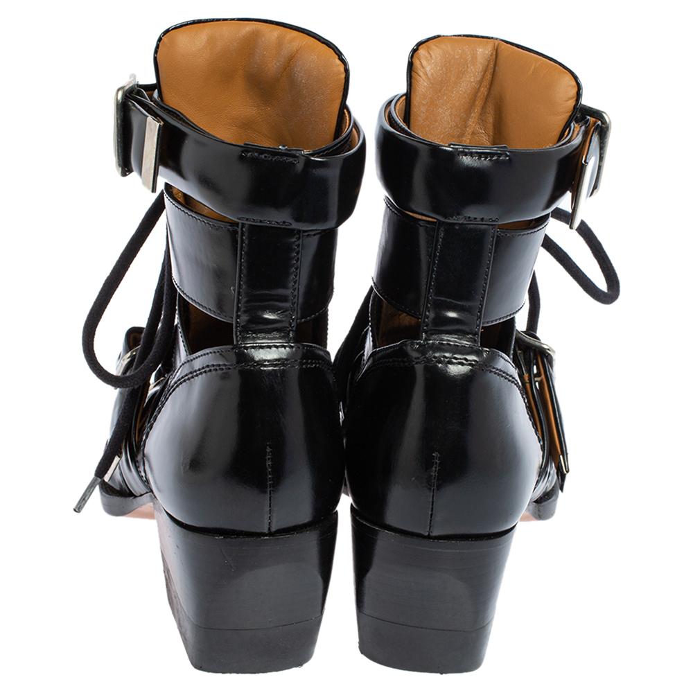 Chloe Schwarze Leder-Rylee-Stiefeletten Größe 36 im Zustand „Gut“ in Dubai, Al Qouz 2