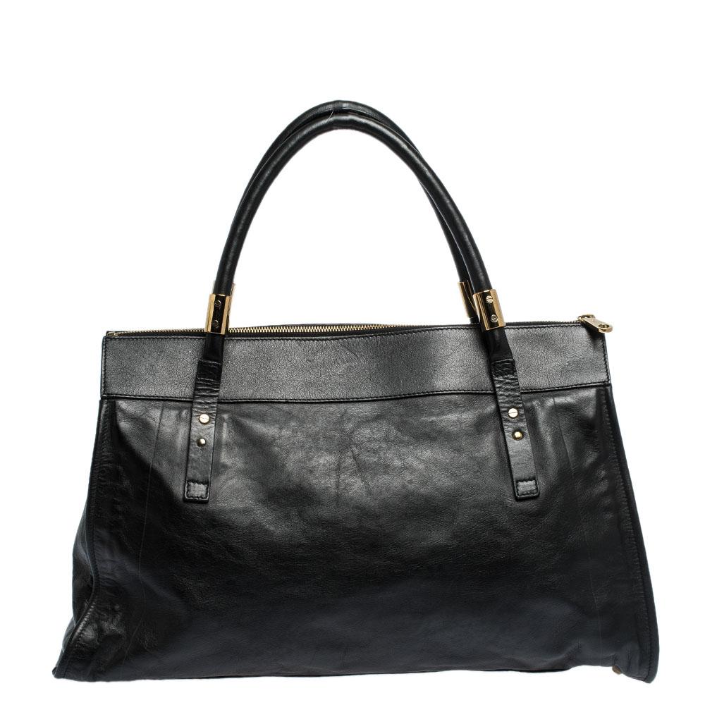Know for their exquisite craftsmanship and timeless designs, Chloe bags are a must-have. Crafted from quality leather, this tote bag comes in a classic shade of black. It has been styled with dual handles, top-zip closure, brand plaque in the front