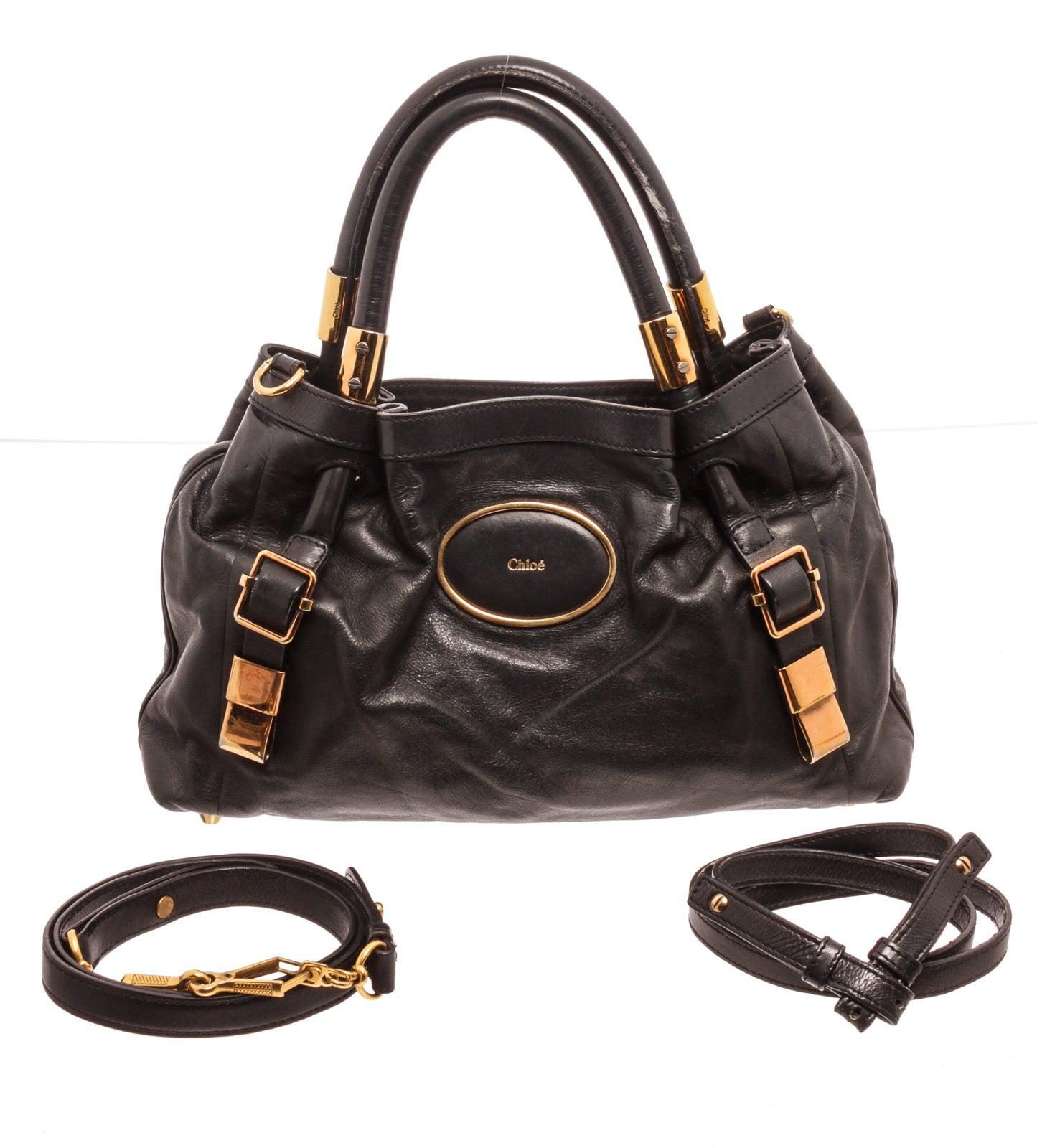 Chloe Victoria Schultertasche aus schwarzem Leder mit goldfarbenen Beschlägen, braunem Leder, zwei Schulterriemen, Canvas-Futter und einer Innentasche, offenem Verschluss.
33188MSC