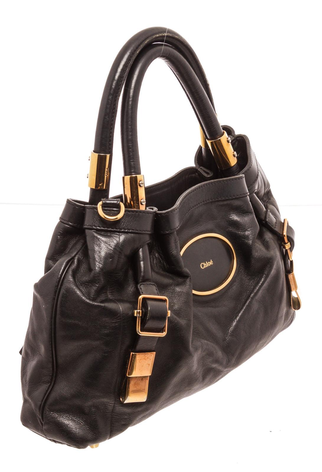 Chloe Victoria Umhängetasche aus schwarzem Leder mit goldfarbenen Beschlägen (Schwarz)