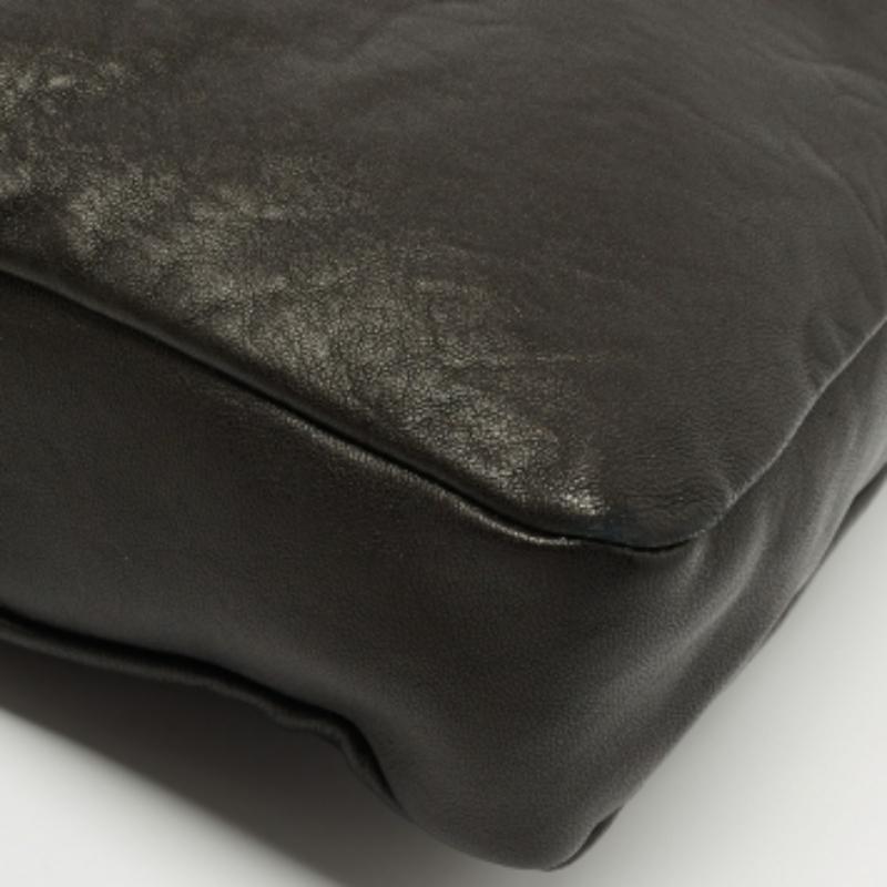 Fabriqué à partir de matériaux de qualité, votre garde-robe ne peut pas se passer de ce sac de créateur magnifiquement conçu. Soyez à la mode dans n'importe quelle tenue avec ce sac élégant qui promet de rehausser votre ensemble.