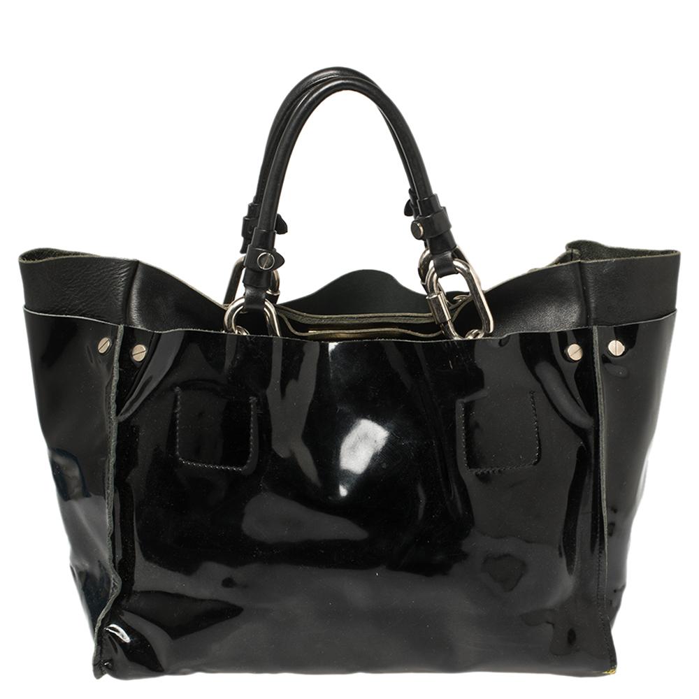 Created using patent leather, this Chloé Cyndi tote is an ideal choice for everyday use. The leather-lined interior of this bag is sized to hold all your day's requirements comfortably and two handles are fitted on top for easy carrying.

Includes:
