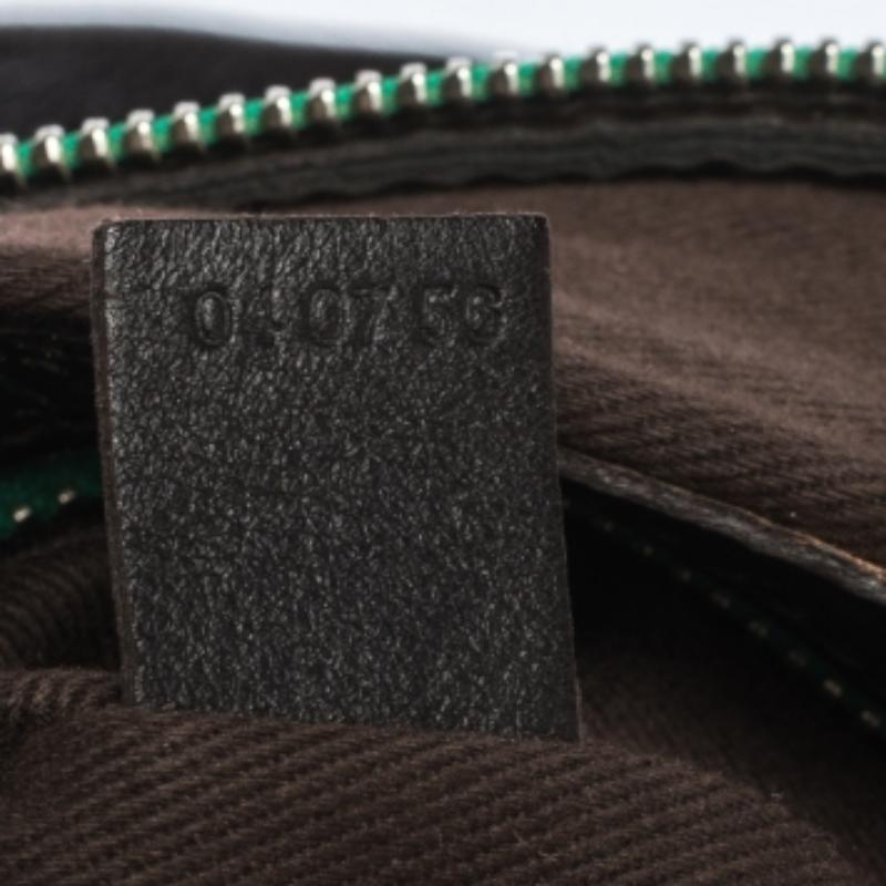 Ce sac à main Chloé en cuir noir verni est indispensable. Il présente des bordures en cuir contrasté et des poches avant et arrière. Le sac est doté d'une seule lanière et de détails pyramidaux en cuir qui complètent les pieds pyramidaux vernis au