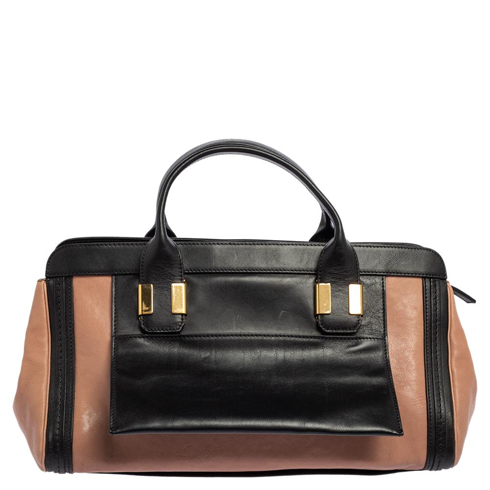 Die Alice Satchel wurde erstmals bei der Chloe RTW Herbst 2012 Runway Show vorgestellt. Diese elegante Umhängetasche hat eine leicht längliche, rechteckige Form und ist aus schwarzem und rosa Leder gefertigt. Zu diesem Stück ist ein abnehmbarer
