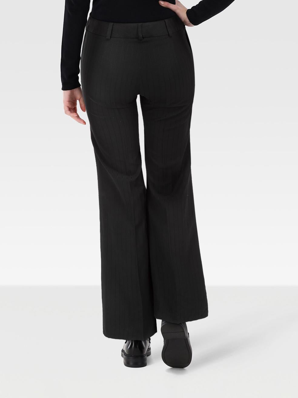 CONDIT ist sehr gut. Die Hose weist nur minimale Abnutzungserscheinungen auf. Minimale Abnutzungserscheinungen am Innenbund mit fehlendem Knopfverschluss an diesem gebrauchten Chloé Designer-Wiederverkaufsartikel.
 

 Einzelheiten
 

 

 Schwarz 

