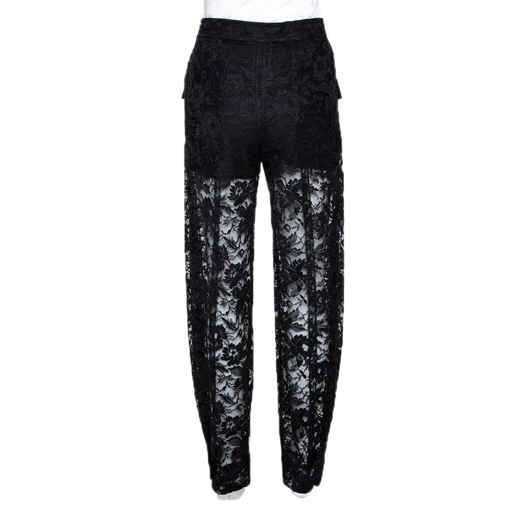 Einzigartig und stilvoll, diese Hose von Chloe verleiht Ihrem schlichten Look ein modisches Makeover. Sie sind aus reiner Spitze gefertigt, haben Taschen auf der Vorderseite und sind in einem zeitlosen Schwarzton gehalten.

Enthält: Preisschild