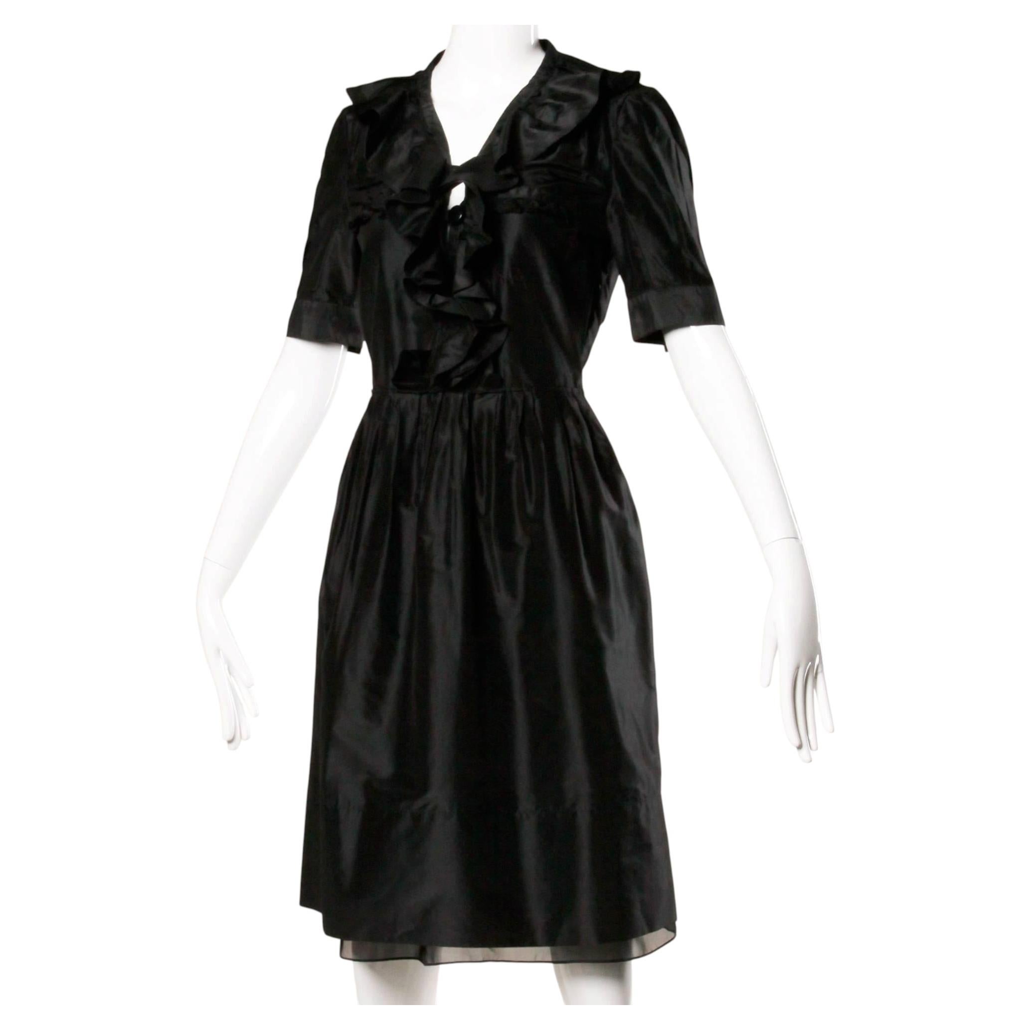 Robe en taffetas de soie noire « Chloe » avec col à volants