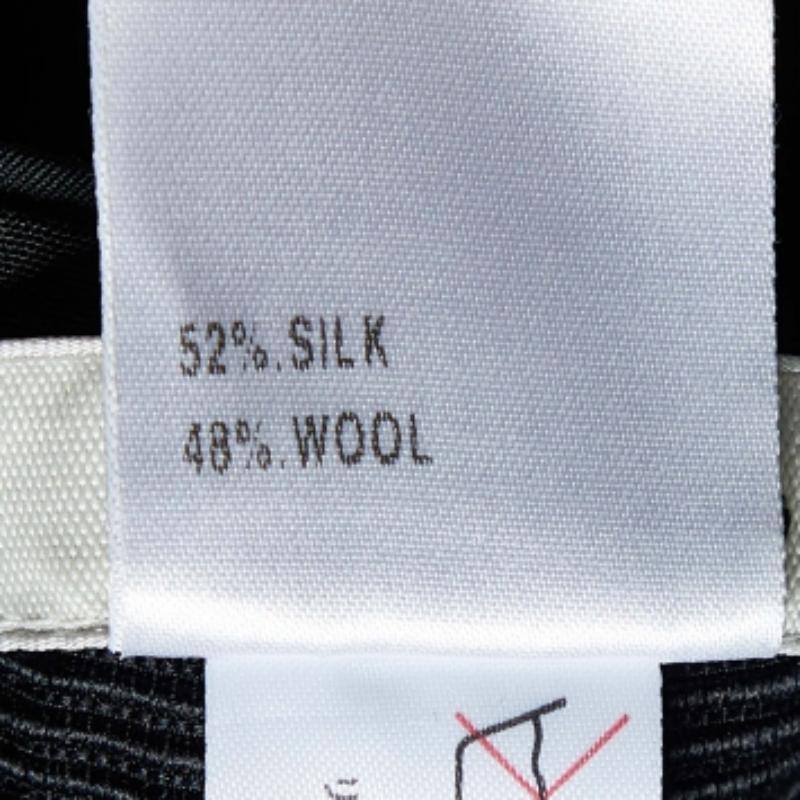 Découvrez le charme des vêtements de marque avec cette superbe jupe. Fabriquée à partir de tissus de qualité, la jupe a une allure simple et une bonne tenue. Associez-la à un chemisier cintré ou à un simple haut et des talons hauts.