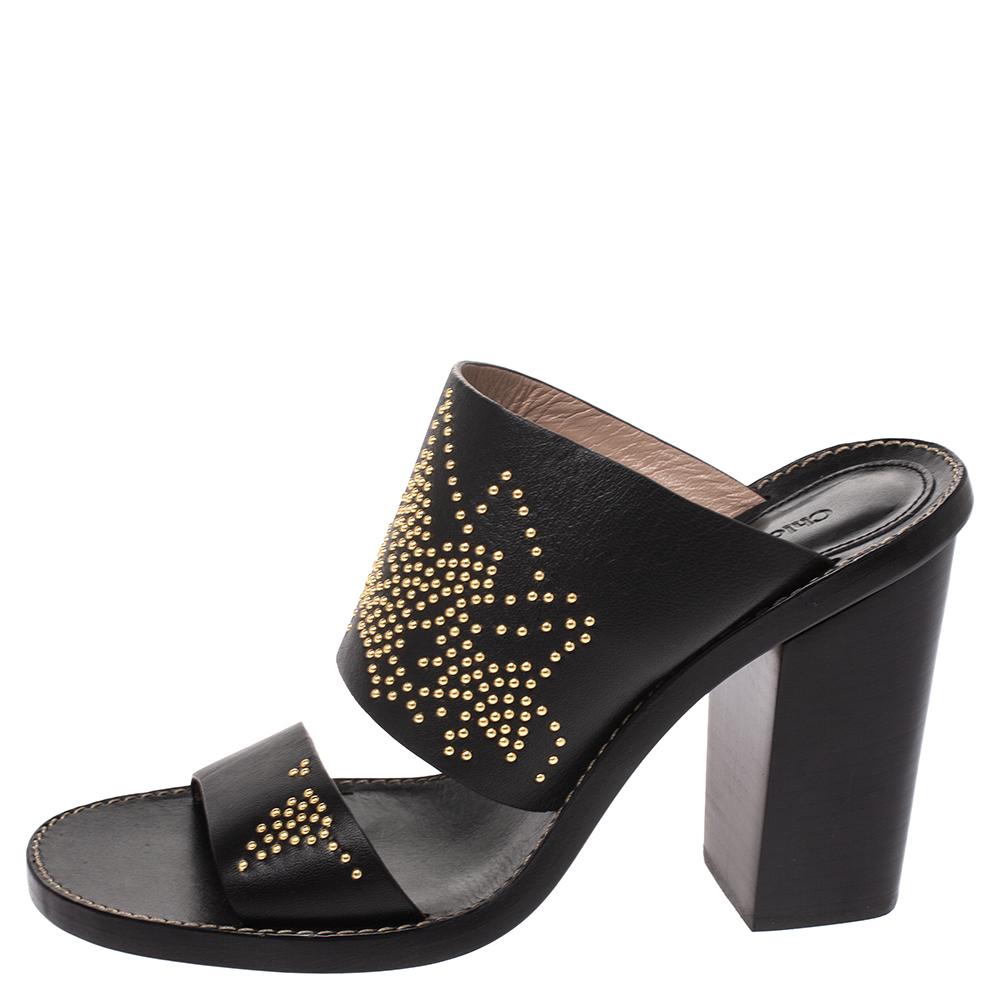 These Chloe sandals blend comfort and style perfectly! The black sandals are crafted from leather and feature an open toe silhouette. They flaunt dual straps across the vamps that are detailed with gold-tone studs and are elevated on 10 cm block