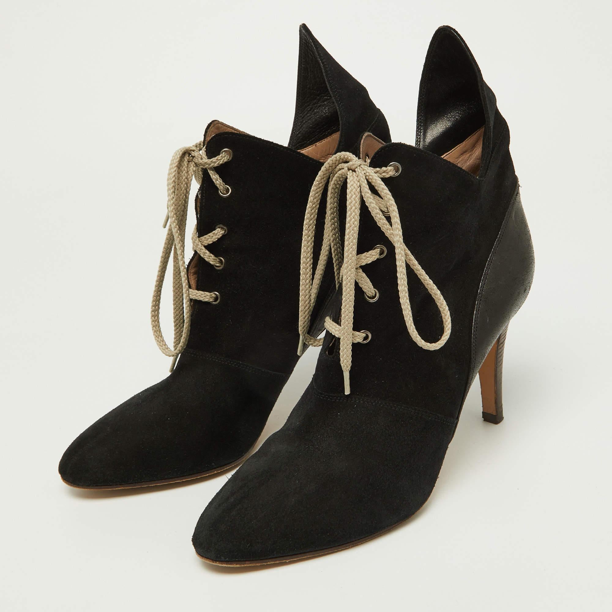Setzen Sie ein Zeichen mit diesen Chloe Booties für Damen. Diese makellos gefertigten, schicken Absätze bieten sowohl Mode als auch Komfort und werten Ihren Look mit jedem anmutigen Schritt auf.