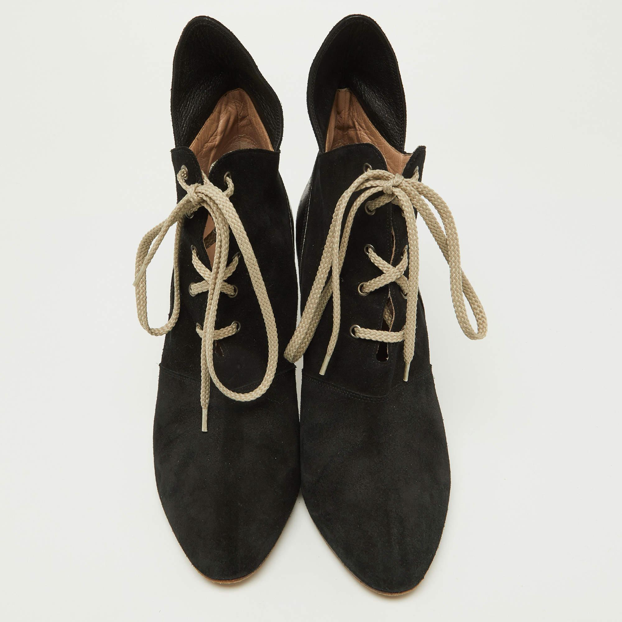 Chloe Schwarz Wildleder und Leder spitz zulaufende Zehe Stiefeletten Größe 38,5 im Zustand „Gut“ im Angebot in Dubai, Al Qouz 2