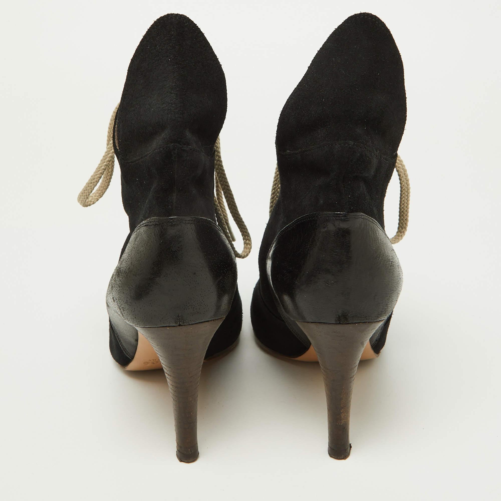 Chloe Schwarz Wildleder und Leder spitz zulaufende Zehe Stiefeletten Größe 38,5 im Angebot 1