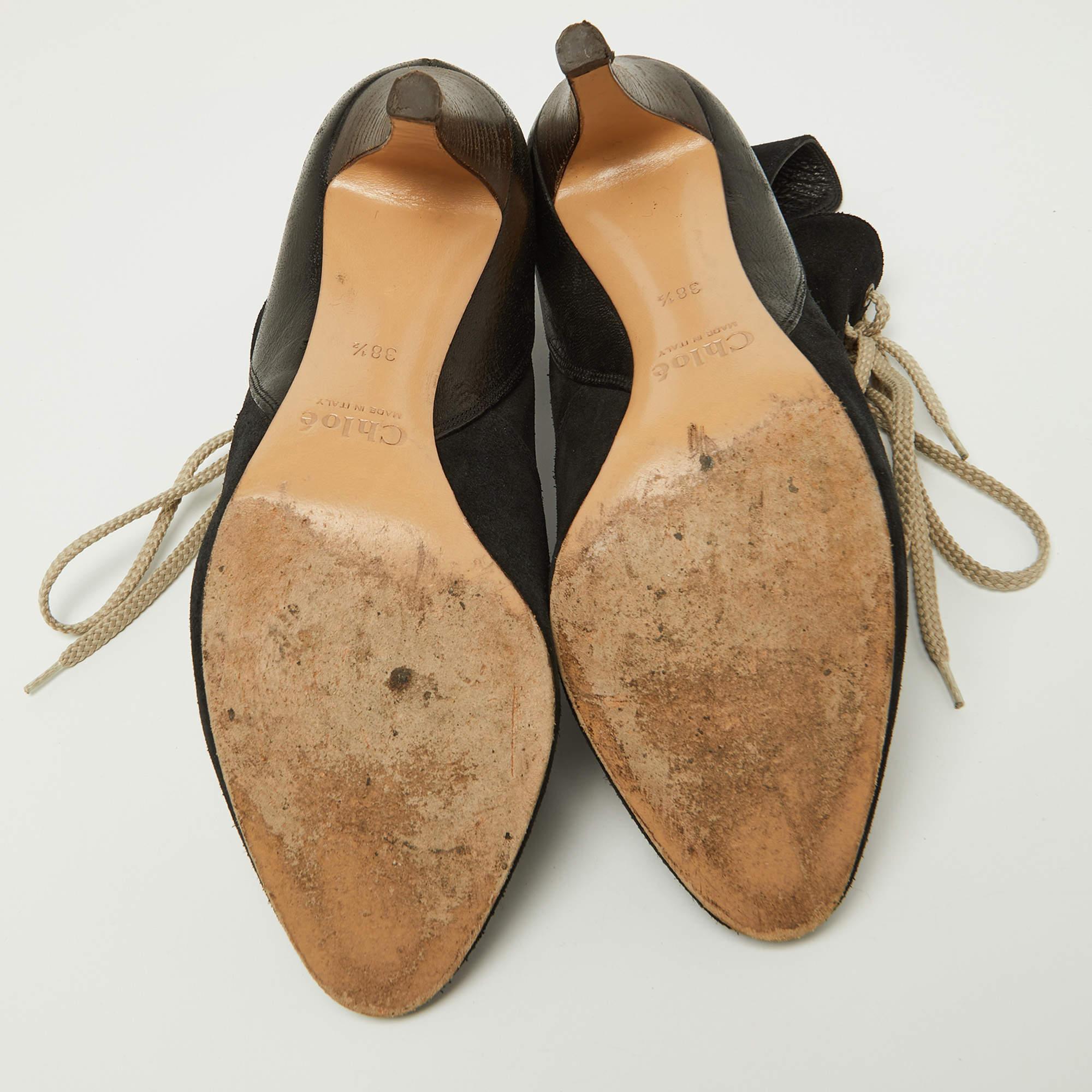 Chloe Schwarz Wildleder und Leder spitz zulaufende Zehe Stiefeletten Größe 38,5 im Angebot 2