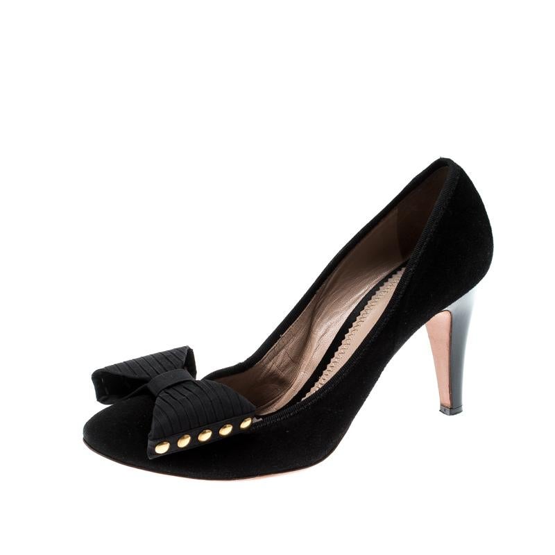 Crafted out of suede, these pumps are a functional pick for all events. With this pair, Chloe brings to you one of their best designs that reflect the trends for the season. This pair of black pumps features bow details and 8.5 cm heels.

