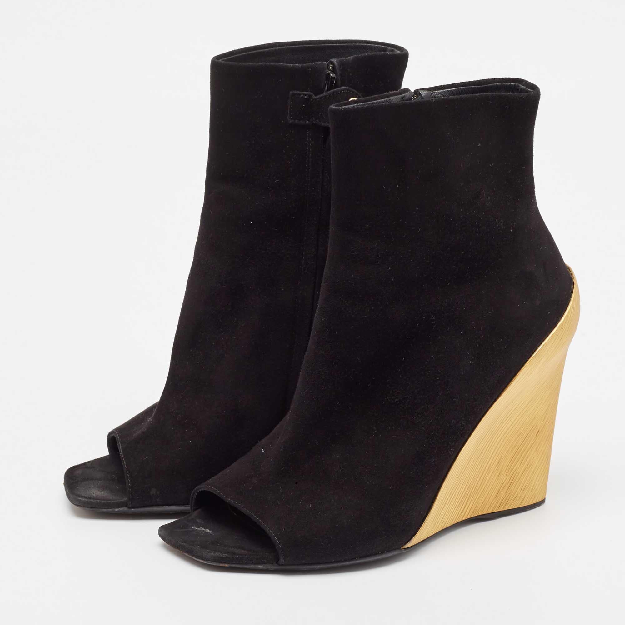 Diese sorgfältig entworfenen Stiefel haben eine elegante Silhouette und sind stilvoll. Sie verfügen über bequeme Einlegesohlen und strapazierfähige Laufsohlen für eine lange Lebensdauer. Diese Stiefel sind einfach umwerfend und Sie müssen sie