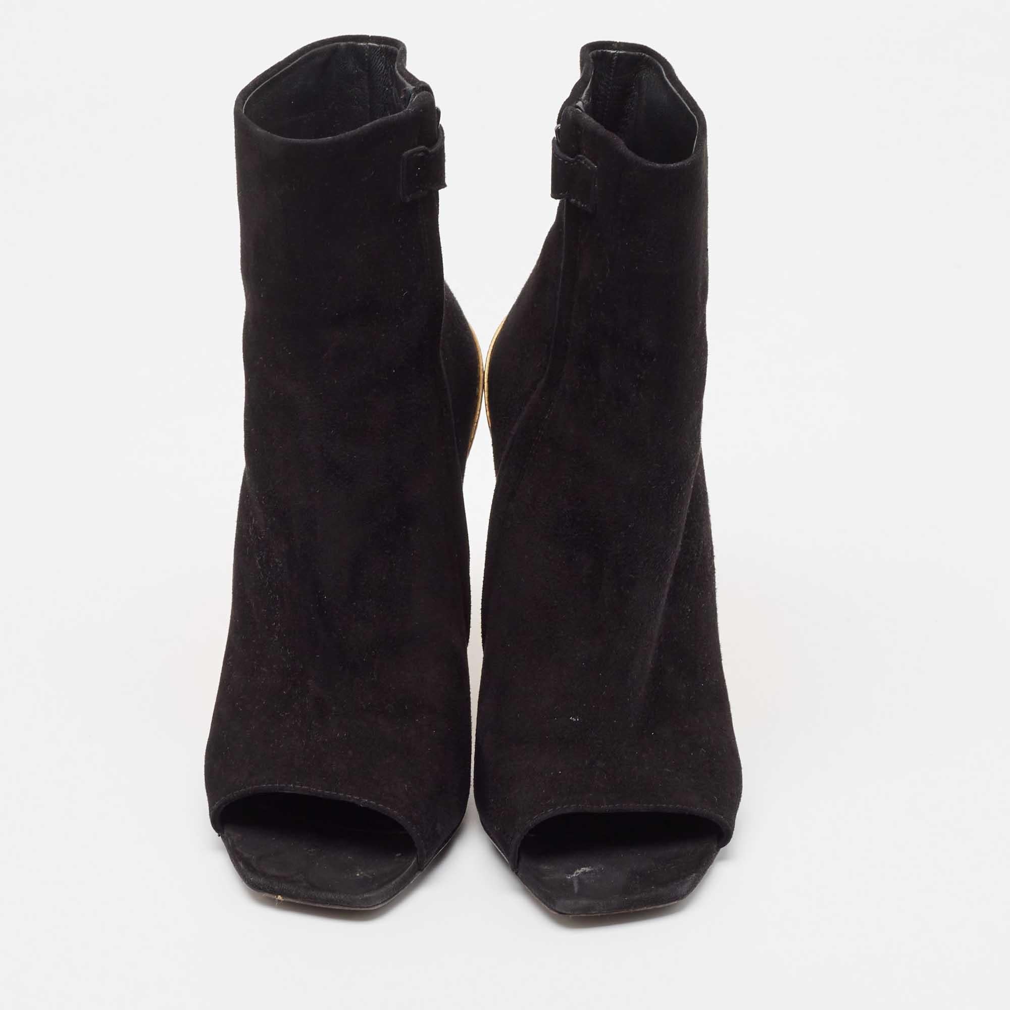 Chloe Schwarze Wildlederstiefel mit Keil in Knöchellänge Größe 38 im Zustand „Relativ gut“ im Angebot in Dubai, Al Qouz 2
