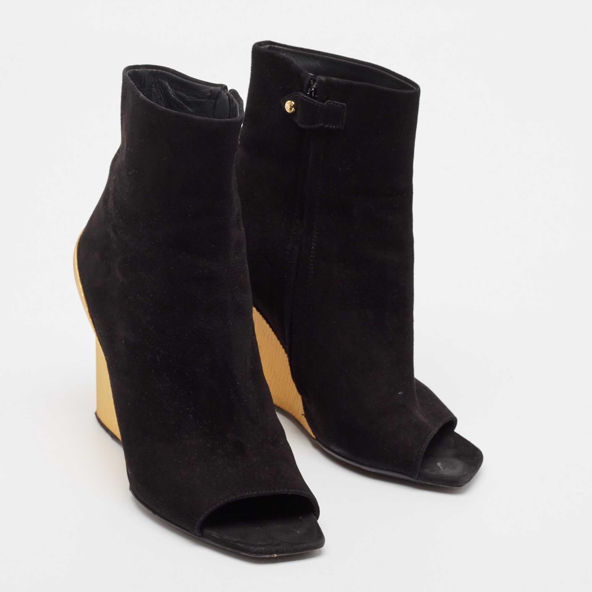 Chloe Schwarze Wildlederstiefel mit Keil in Knöchellänge Größe 38 Damen im Angebot