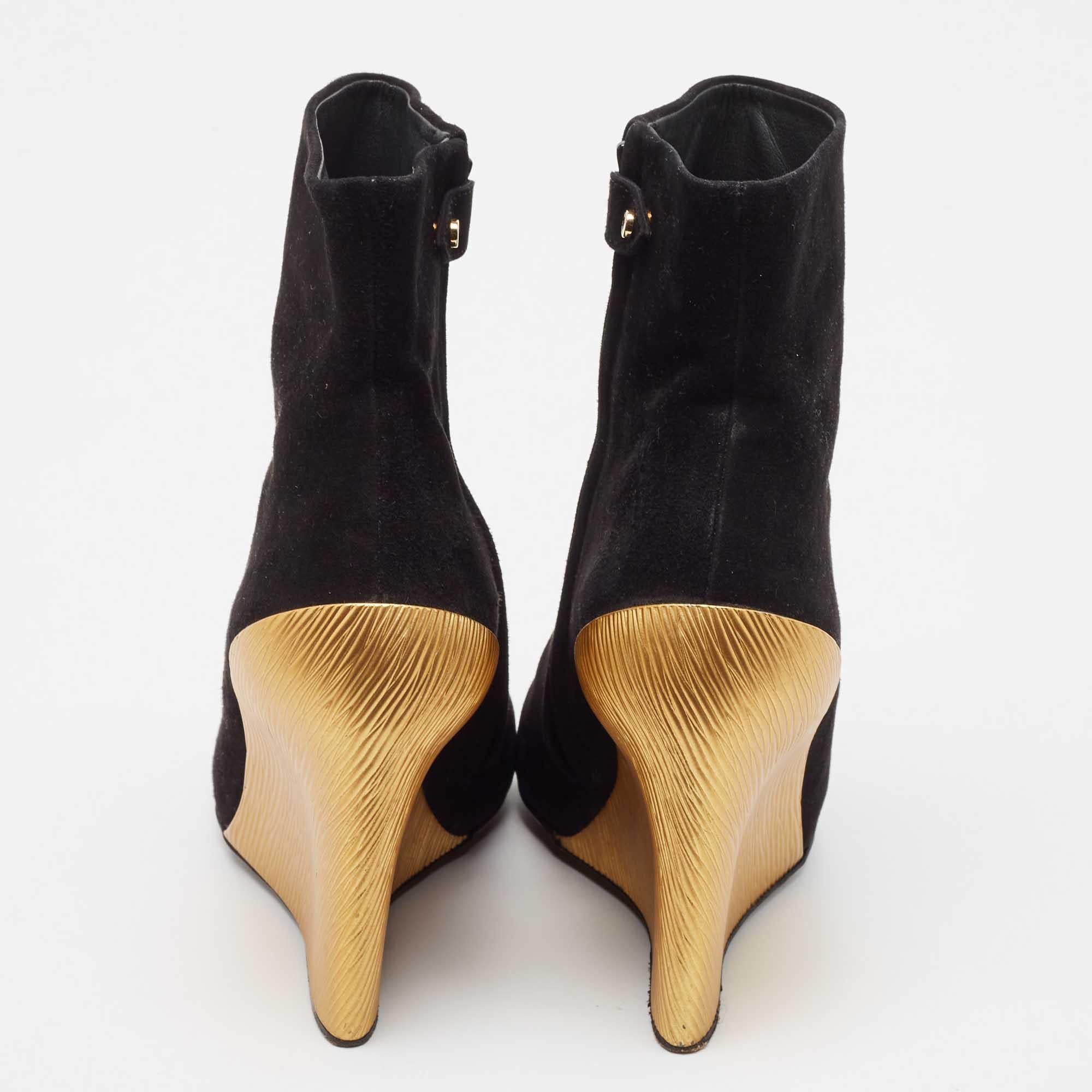 Chloe Schwarze Wildlederstiefel mit Keil in Knöchellänge Größe 38 im Angebot 1