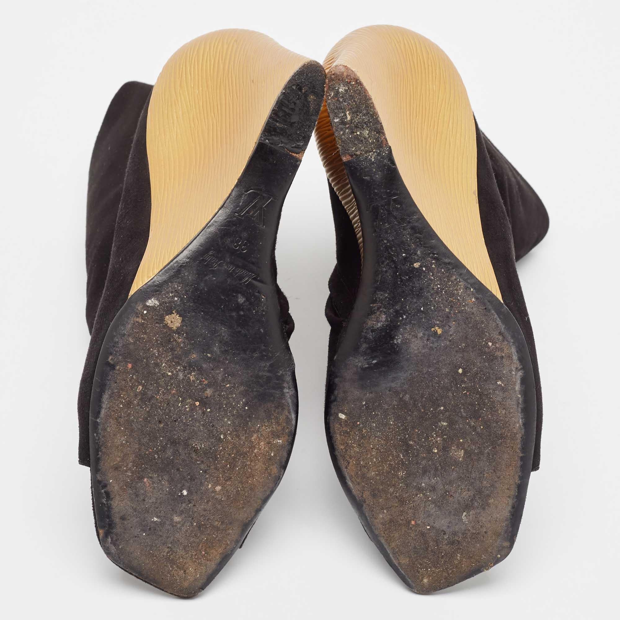 Chloe Schwarze Wildlederstiefel mit Keil in Knöchellänge Größe 38 im Angebot 2