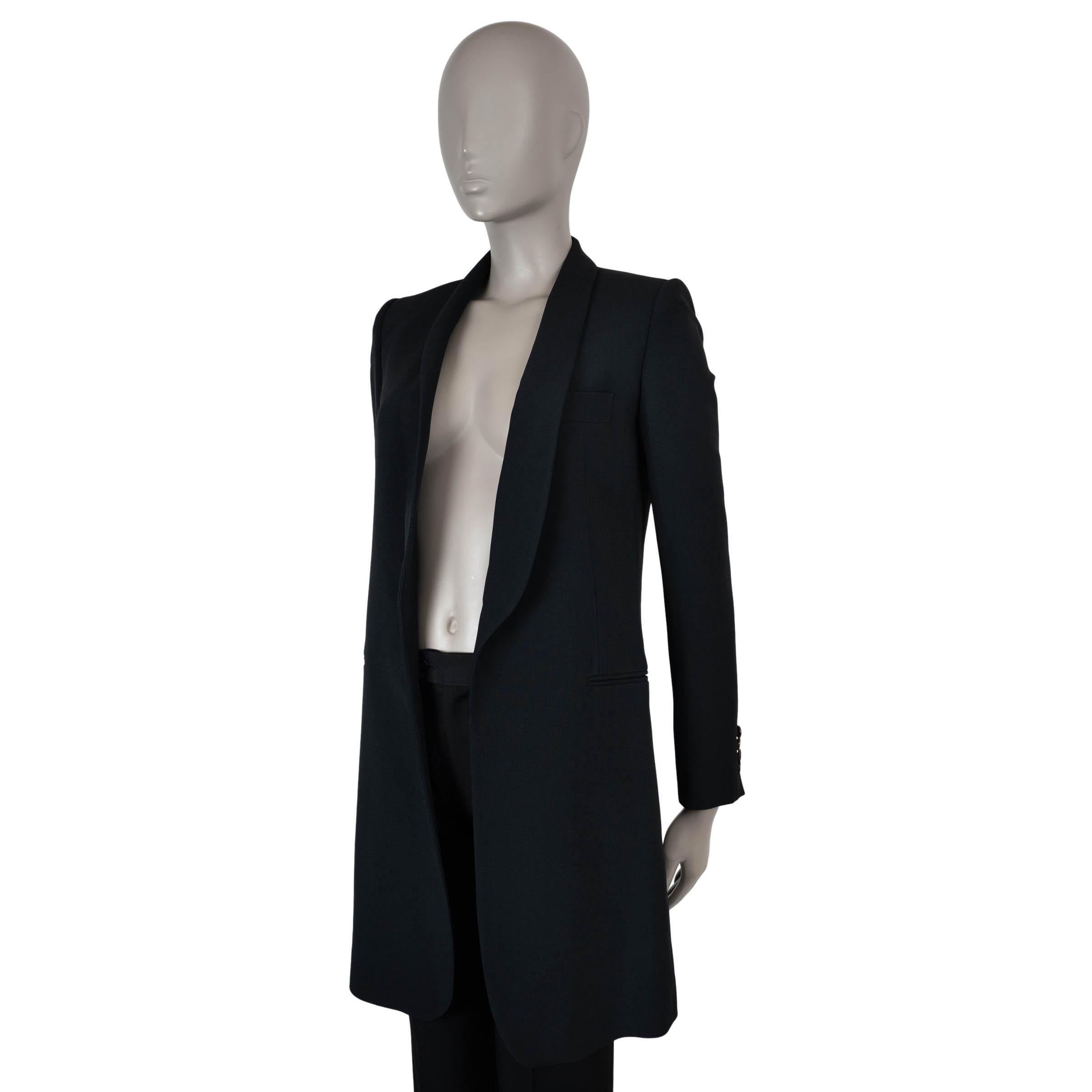 Ce blazer 100% authentique de Chloé en acétate (55%) et viscose (45%) noir est un tailleur raffiné à l'élégance discrète. Conçu avec une silhouette ajustée et longiligne, il présente un col châle élégant et deux poches fendues pour une finition