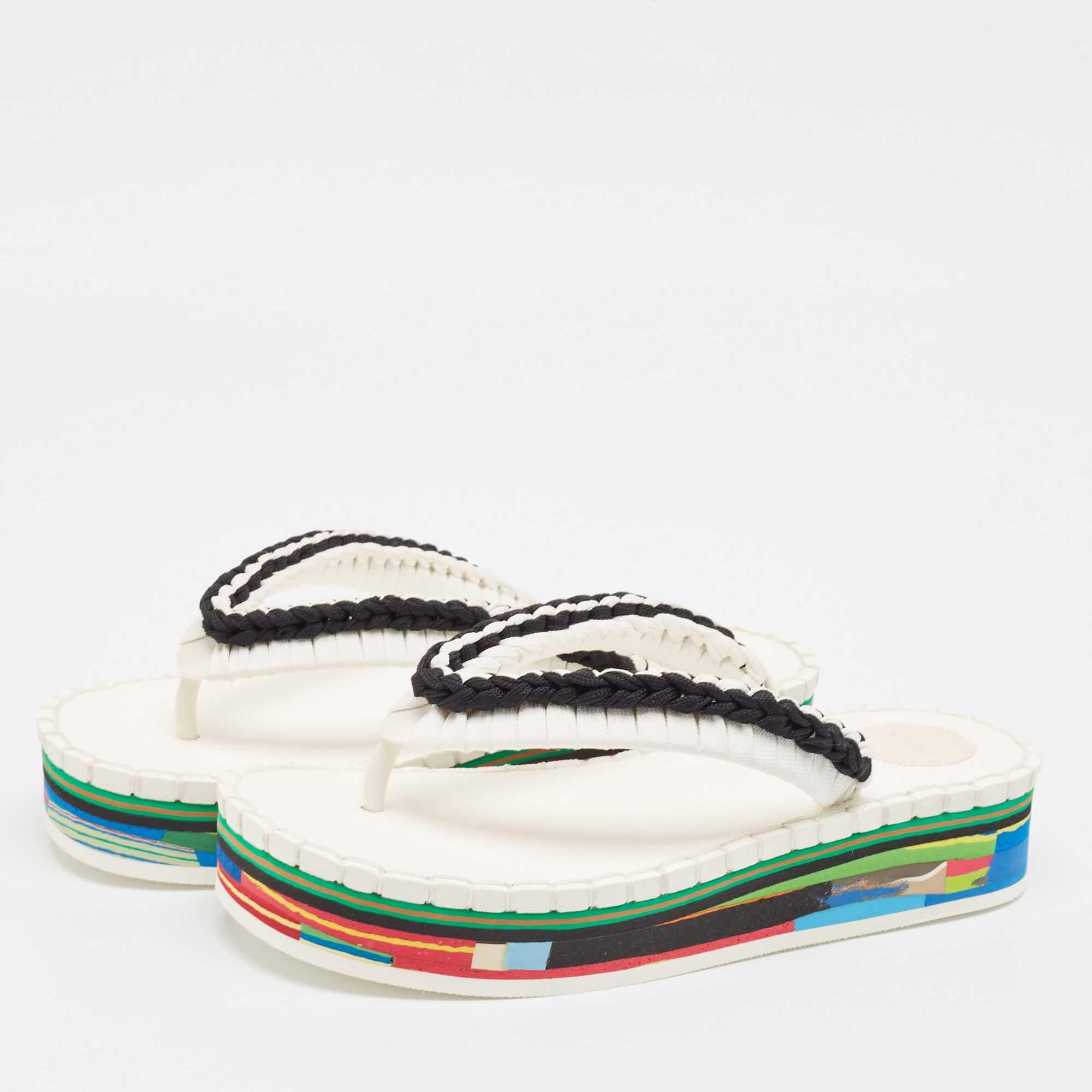 Vous pouvez compter sur ces sandales thong Chloe pour compléter un look du jour au soir. Ils sont magnifiquement fabriqués et conçus pour offrir un bon ajustement et une portance confortable.
