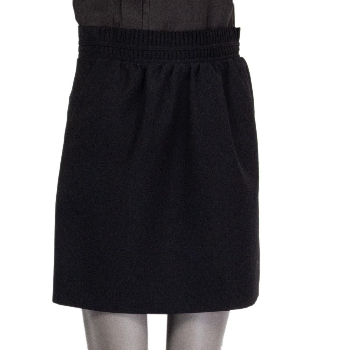 authentic Chloé straight skirt in black wool (100%) with pleated waist part at front and two slit pockets on the side. Opens with a zipper on the side and is lined in cotton (100%). Has been worn and is in excellent condition. 

Tag Size 34
Size