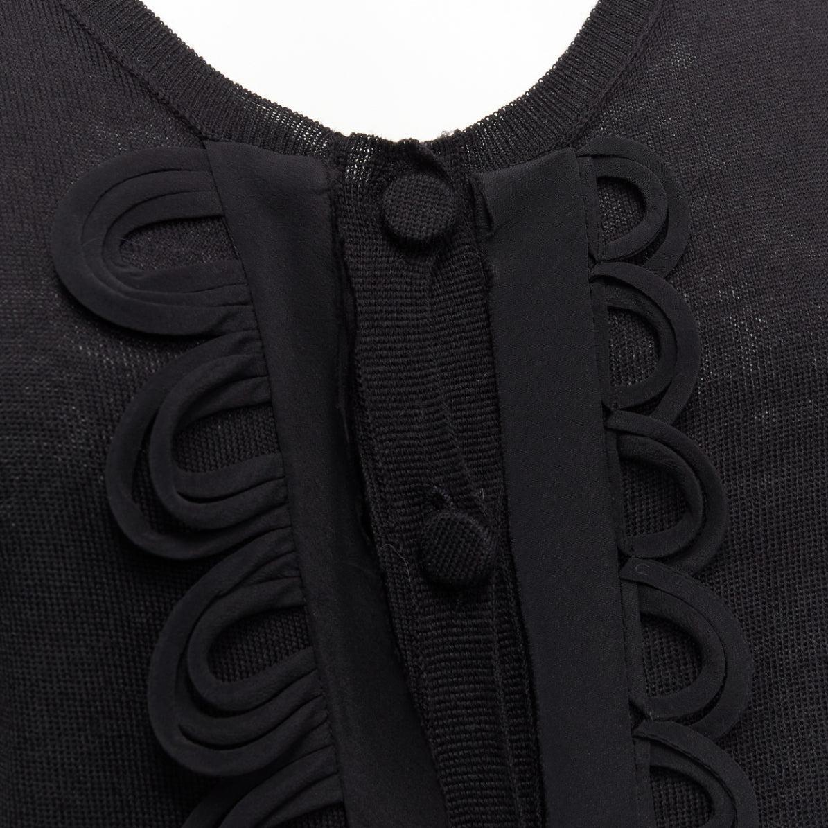 Cardigan à encolure dégagée en laine militaire festonnée et à volants CHLOE noir M
Référence : DYTG/A00049
Marque : Chloe
MATERIAL : Laine
Couleur : Noir
Motif : Solide
Fermeture : bouton
Détails supplémentaires : Boutons enveloppés de tissu avec