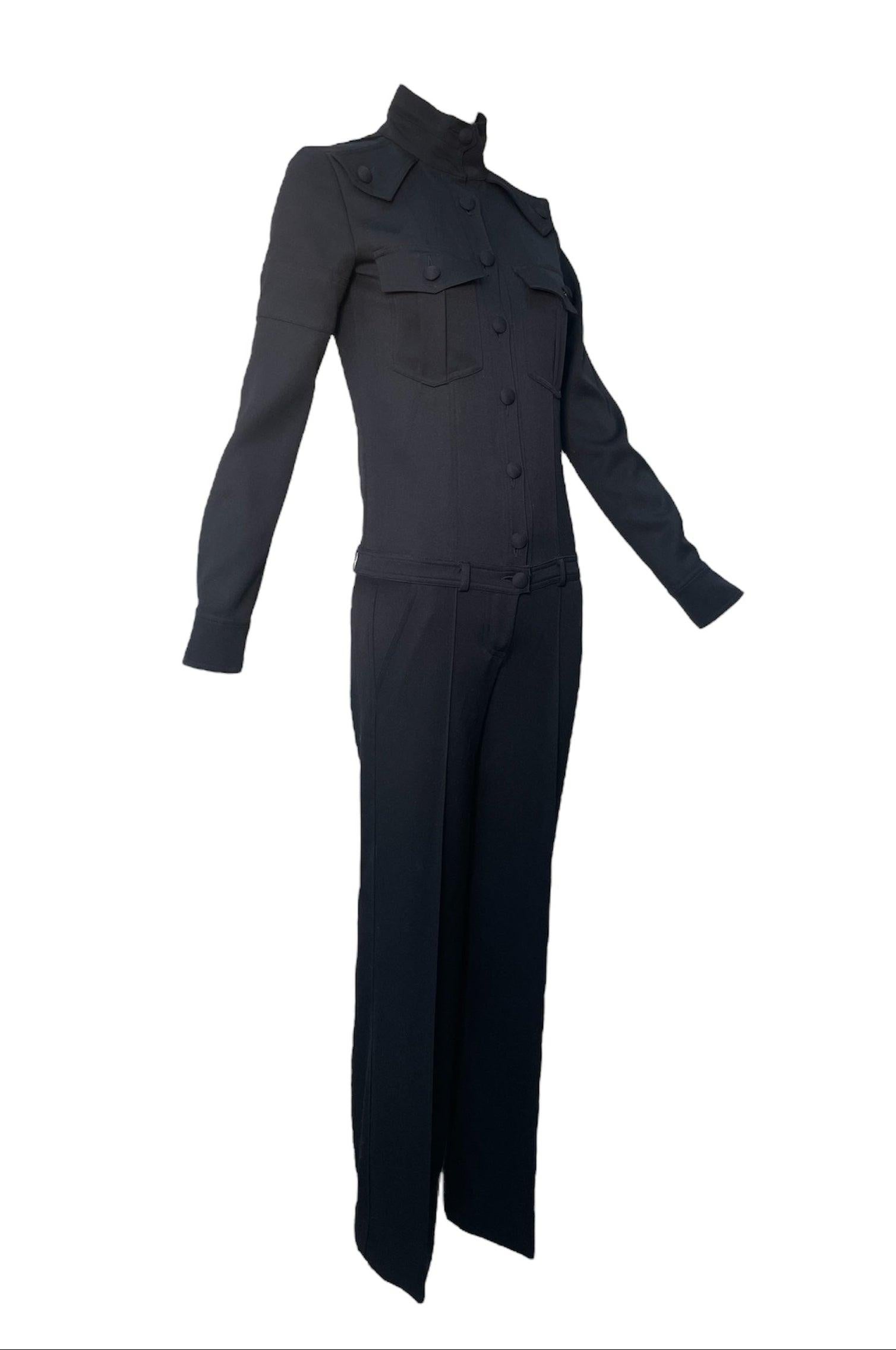 Wunderschön konstruierter Chloe 90s/Y2K Jumpsuit aus Wolltwill mit Stehkragen und plissiertem Mieder, aufgesetzten Knopftaschen. Das Oberteil besteht aus zahlreichen Teilen, die so zusammengesetzt sind, dass ein elegantes, maßgeschneidertes Aussehen