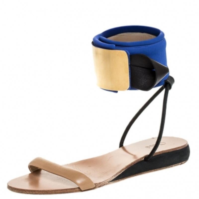 Sandales plates Chloe bleu/beige en cuir et nylon, taille 38 État moyen - En vente à Dubai, Al Qouz 2