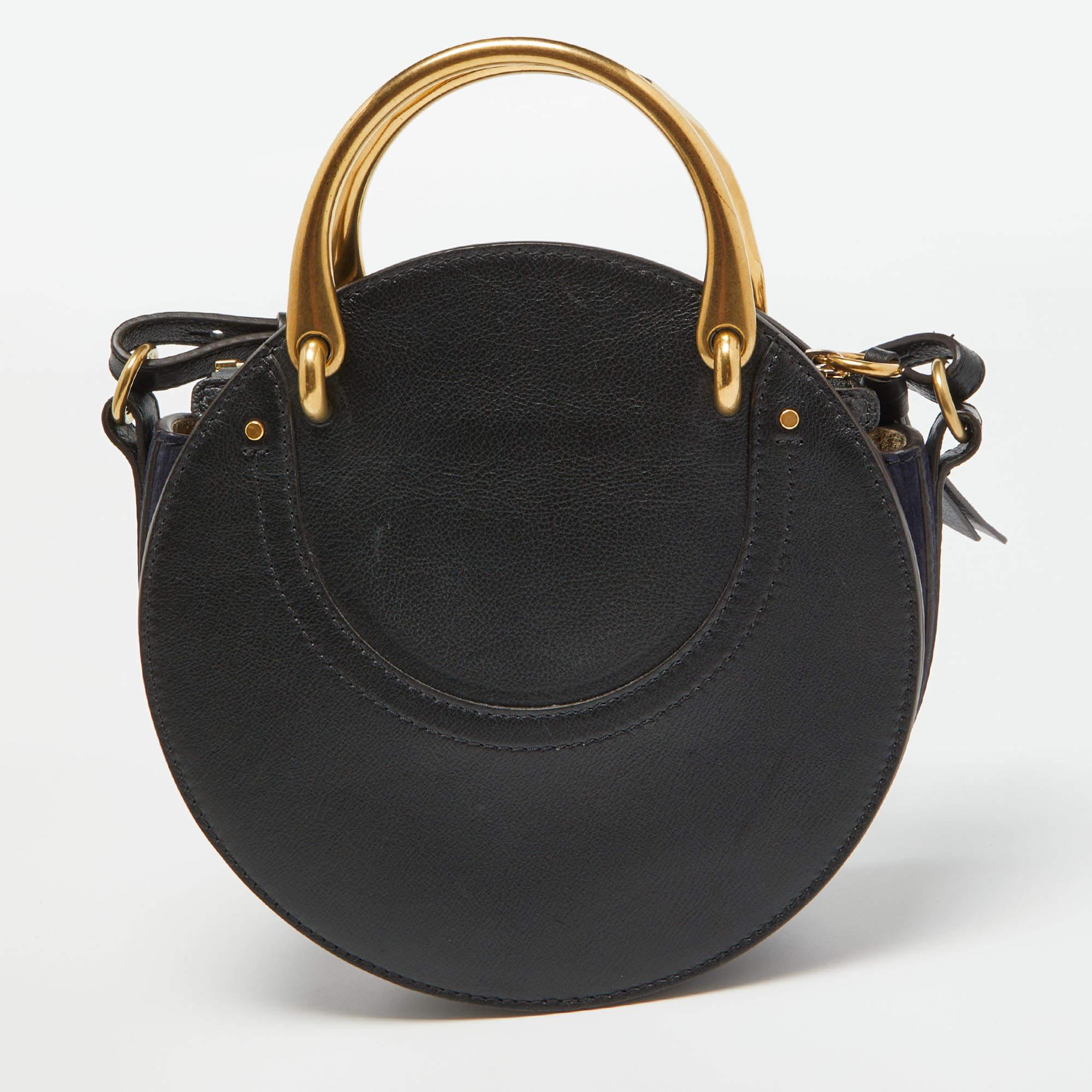 Gönnen Sie Ihren Taschen und Hobos eine Pause und entscheiden Sie sich für ein leichtes Accessoire, wenn Sie unterwegs sind, wie diese Pixie Tasche von Chloe! Die Tasche aus Leder und Wildleder ist kompakt und vielseitig im Design. Sie hat eine