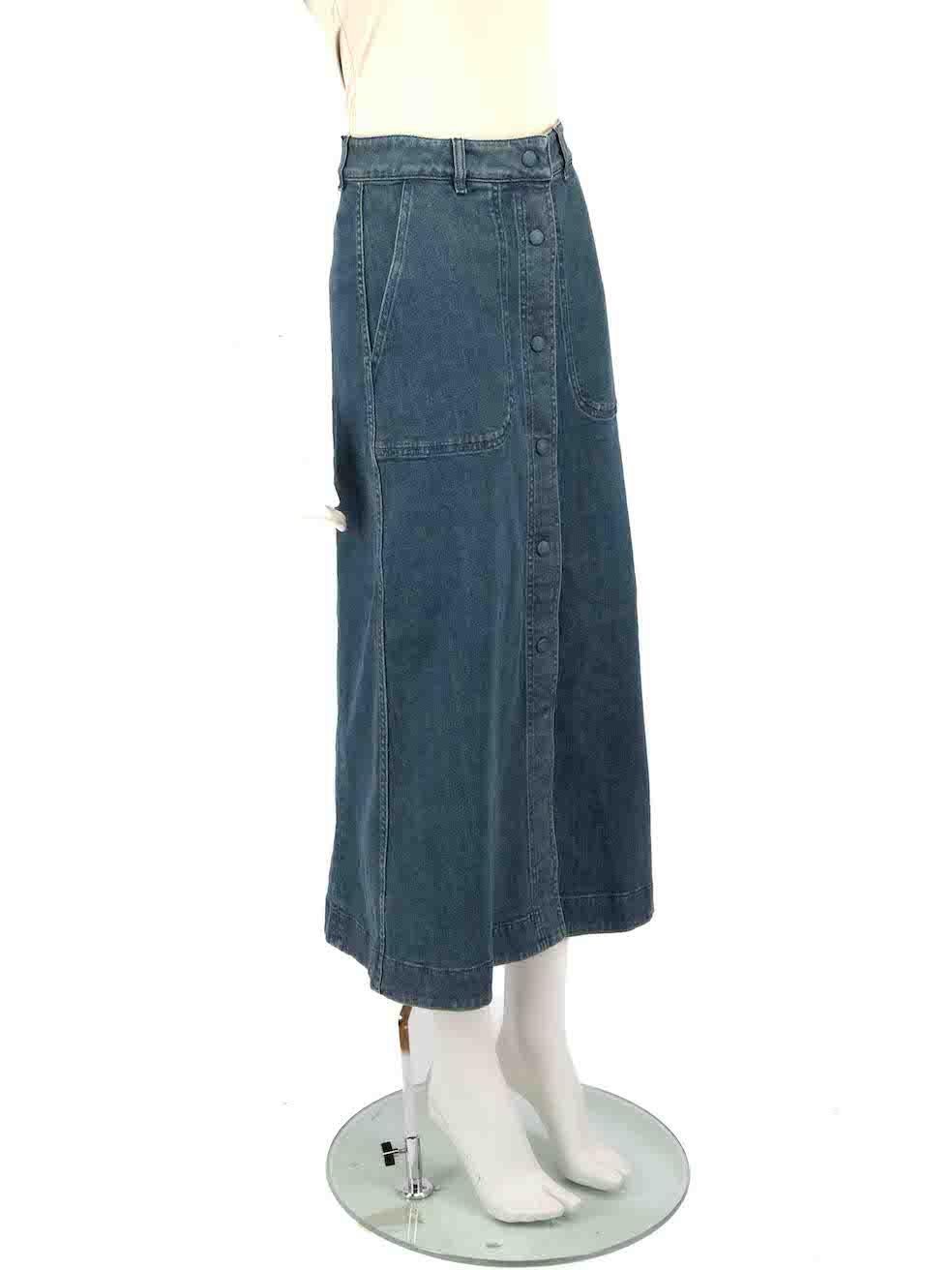 CONDITION is Very good. Minimal wear to the skirt is evident. Minimal wear to the hemline of the skirt is seen with discolouration marks on this used Chloé designer resale item.
 
 
 
 Details
 
 
 Blue
 
 Denim
 
 Skirt
 
 Midi
 
 Front snap button