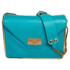 Limited Edition Medium Sally Flap Umhängetasche aus Leder in Lavendelblau mit Kieselsteinen
