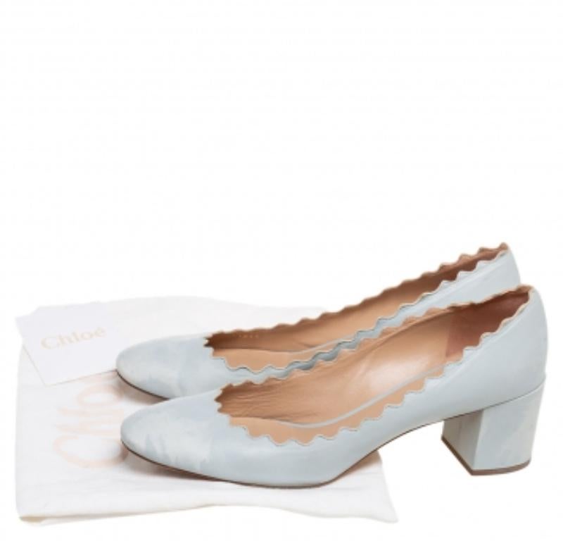 Gris Chloe Blue Leather Lauren Scallop Trim Block Heel Pumps Size 40 (escarpins à talons hauts en cuir bleu) en vente