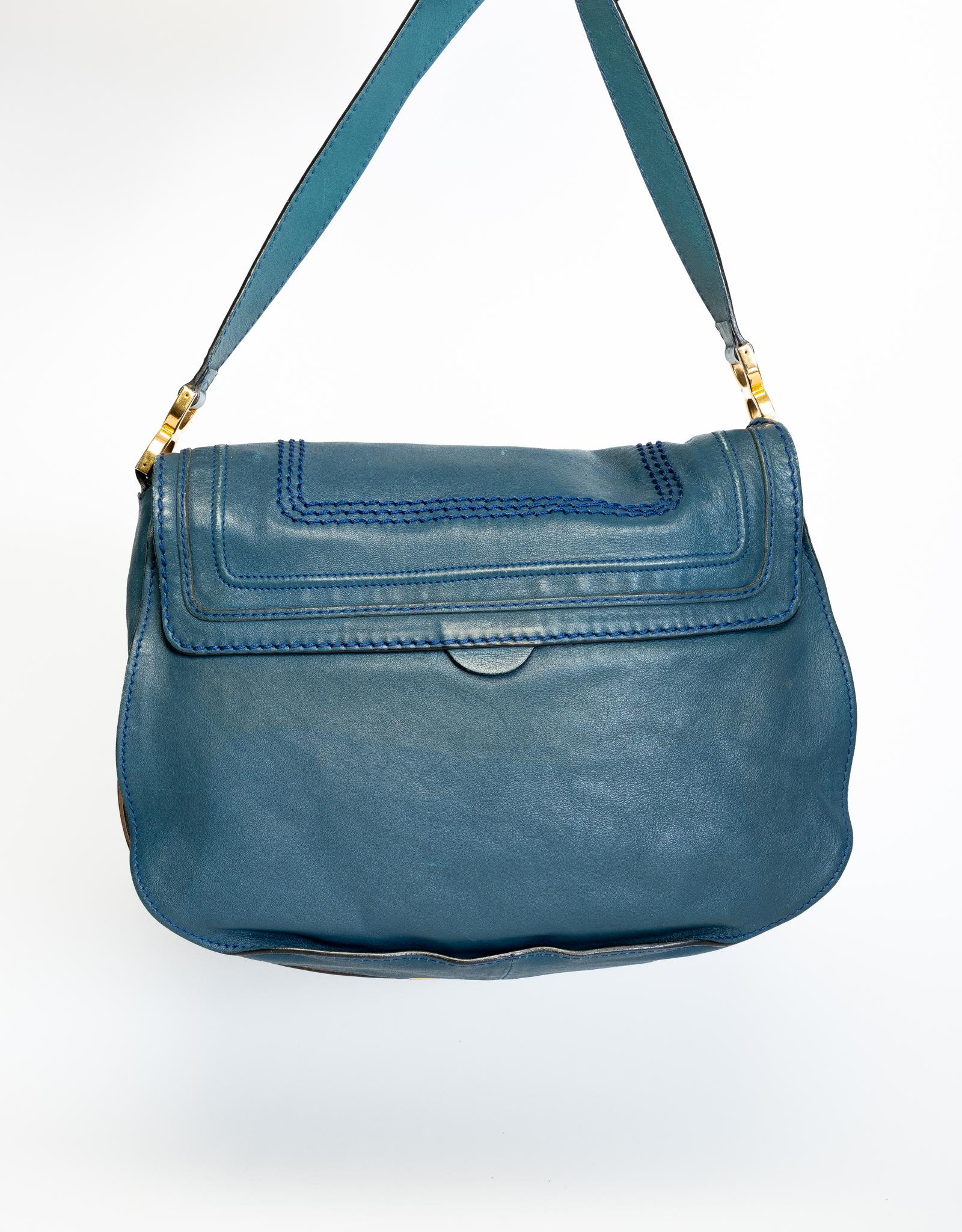 Diese Chloé Leather Marcie Crossbody Tasche ist aus blauem und cremefarbenem Leder mit goldfarbener Hardware gefertigt. Mit gewebtem cremefarbenem Innenfutter, einem Steckfach und einem Lederriemen für die Überkreuztasche.

FARBE: Blau und