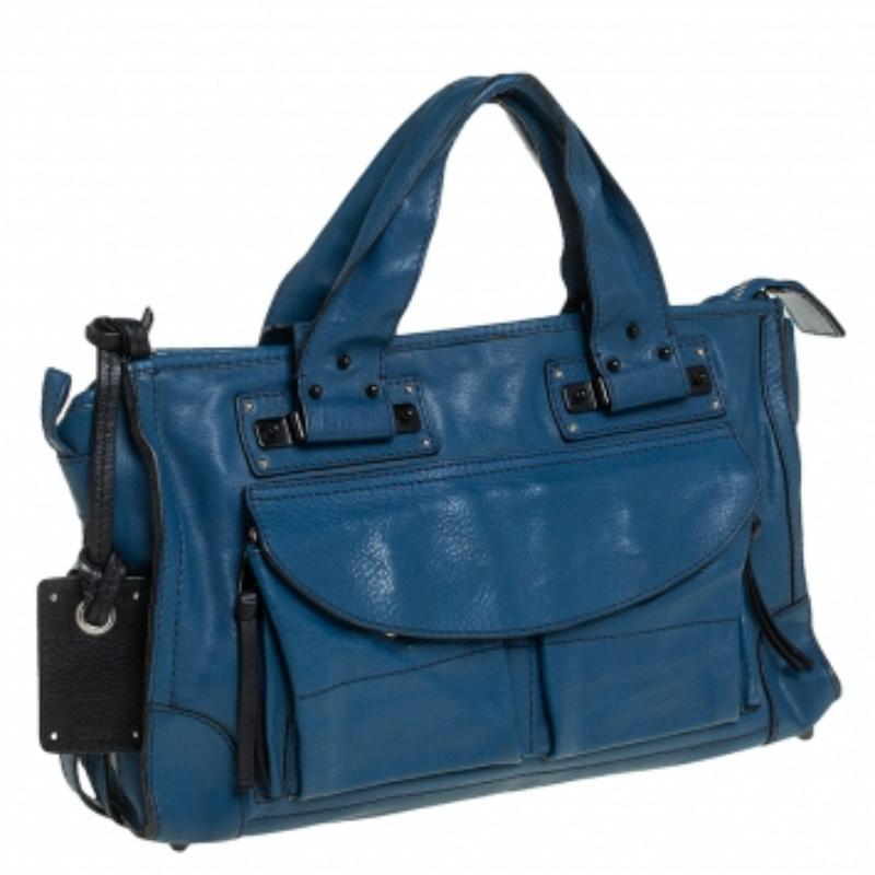 This pretty Chloe Tracy satchel is a piece that can very well accompany most of your outfits. Crafted from leather in a blue shade, it is adorned with flap pockets at the front exterior, a well-sized interior, and dual handles.