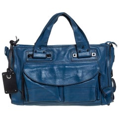 Blaue Ledertasche mit Tablettbeutel