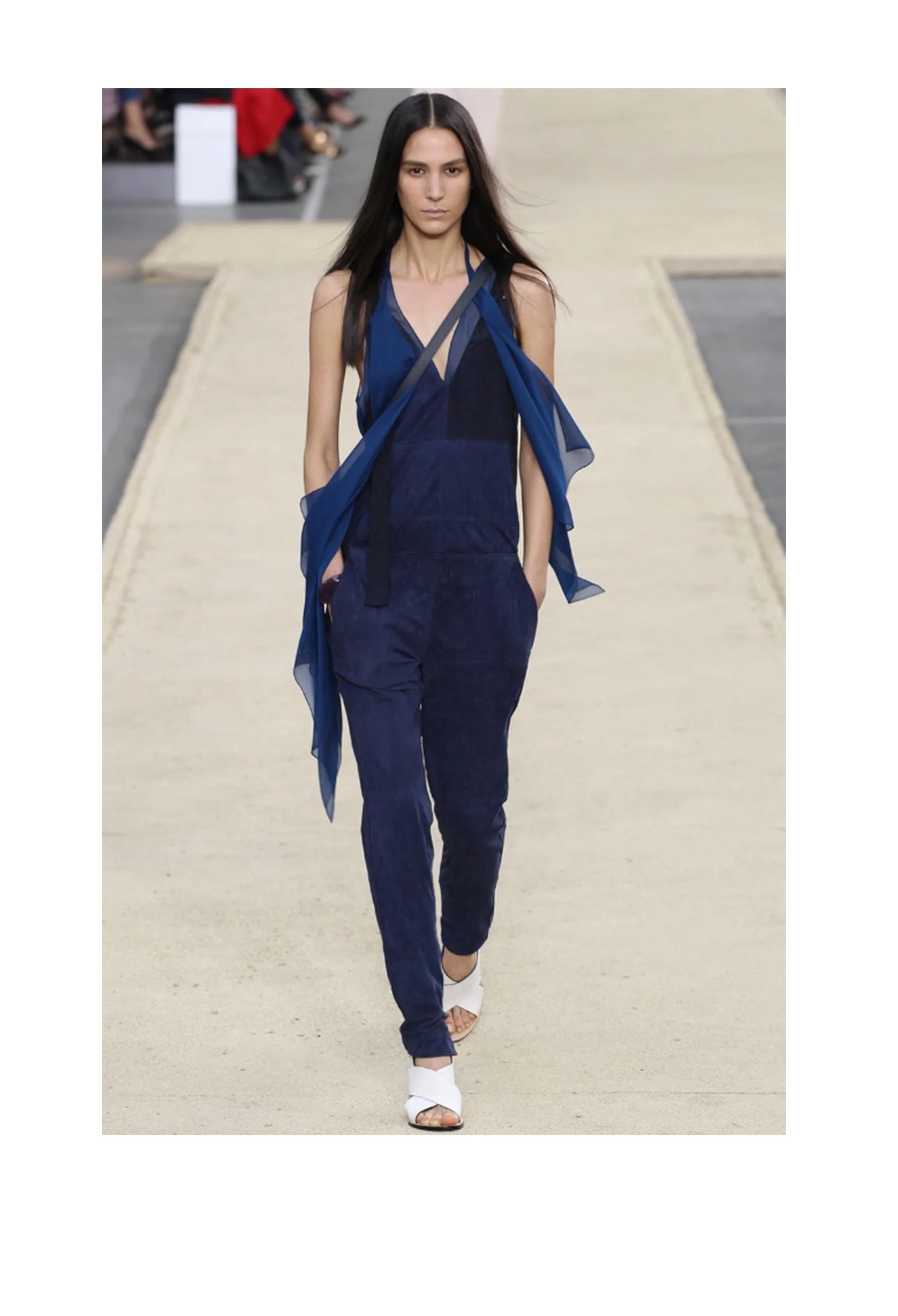 Resurrection Vintage è entusiasta di offrire una tuta vintage di Chloe in camoscio e tessuto blu della collezione 2014. Presenta spalline regolabili, una tasca frontale, cerniere alle caviglie, chiusura laterale con zip, collo profondo e lunghezza