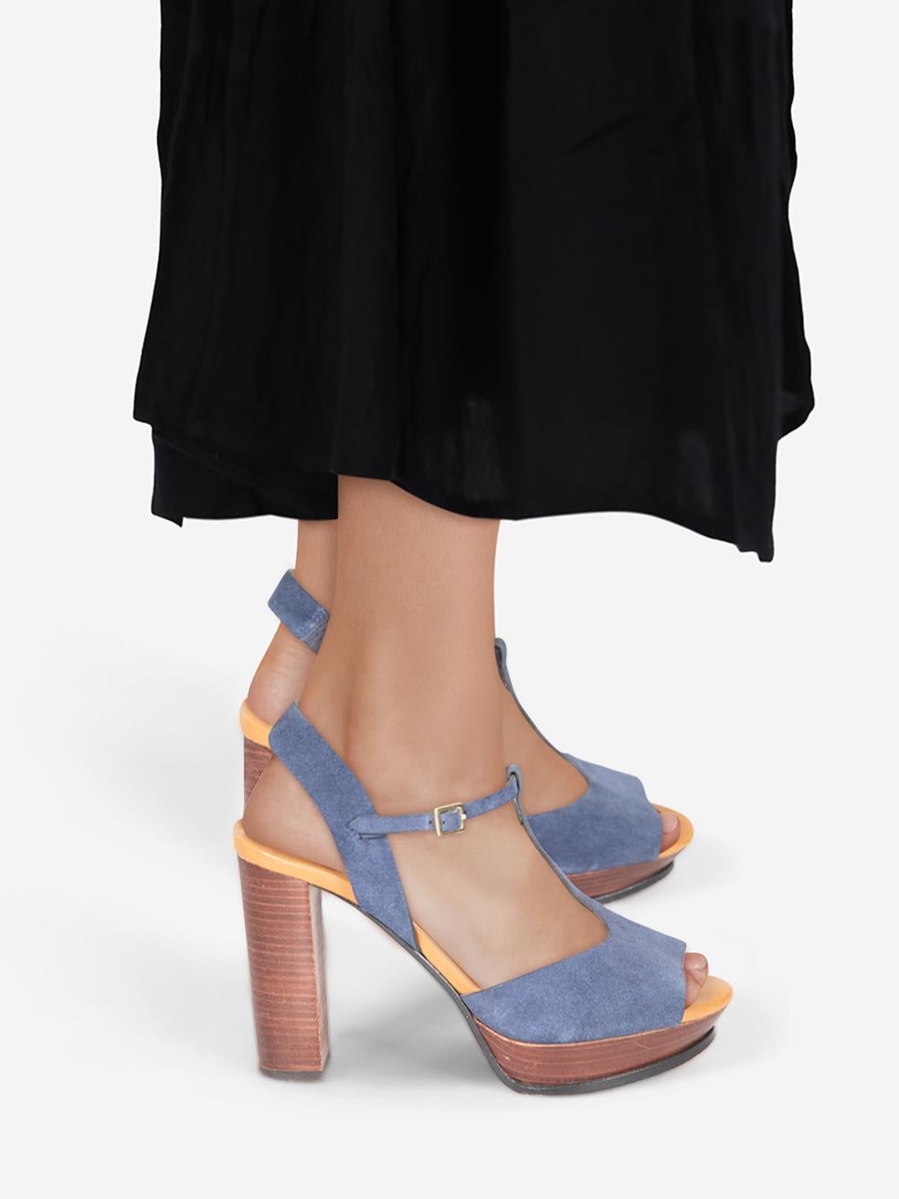 CONDITION is Very good. Minimal wear to the sandals is evident. Abrasion on both heels and both in soles. Marks on both in soles on this used Chloé designer resale item.
 
 
 
 Details
 
 
 Blue
 
 Suede
 
 Sandals
 
 Platform
 
 High block heel
 
