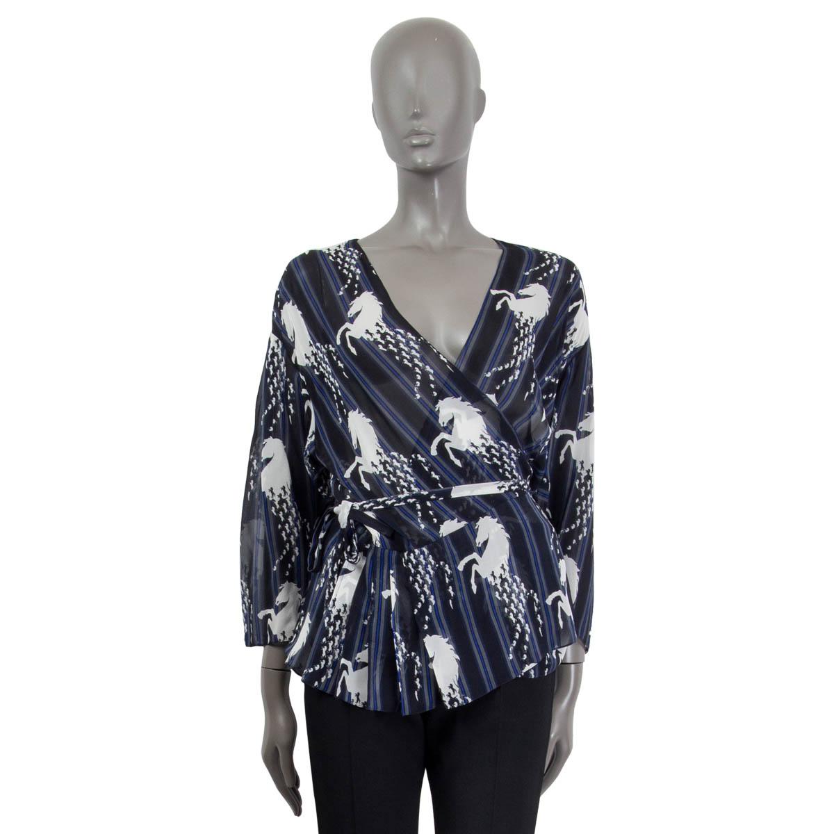 CHLOE Blau & Weiß Seide HORSE PRINT SHEER WRAP Bluse Shirt 36 XS (Schwarz) im Angebot