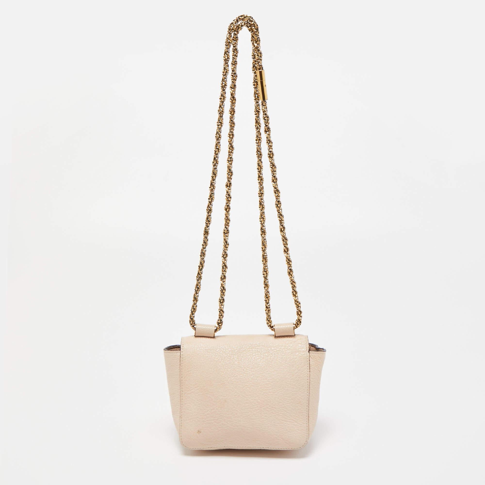 The simple silhouette and the use of durable materials for the exterior bring out the appeal of this Chloe Elsie crossbody bag for women. It features a chain link and a well-lined interior.

Includes: Original Dustbag