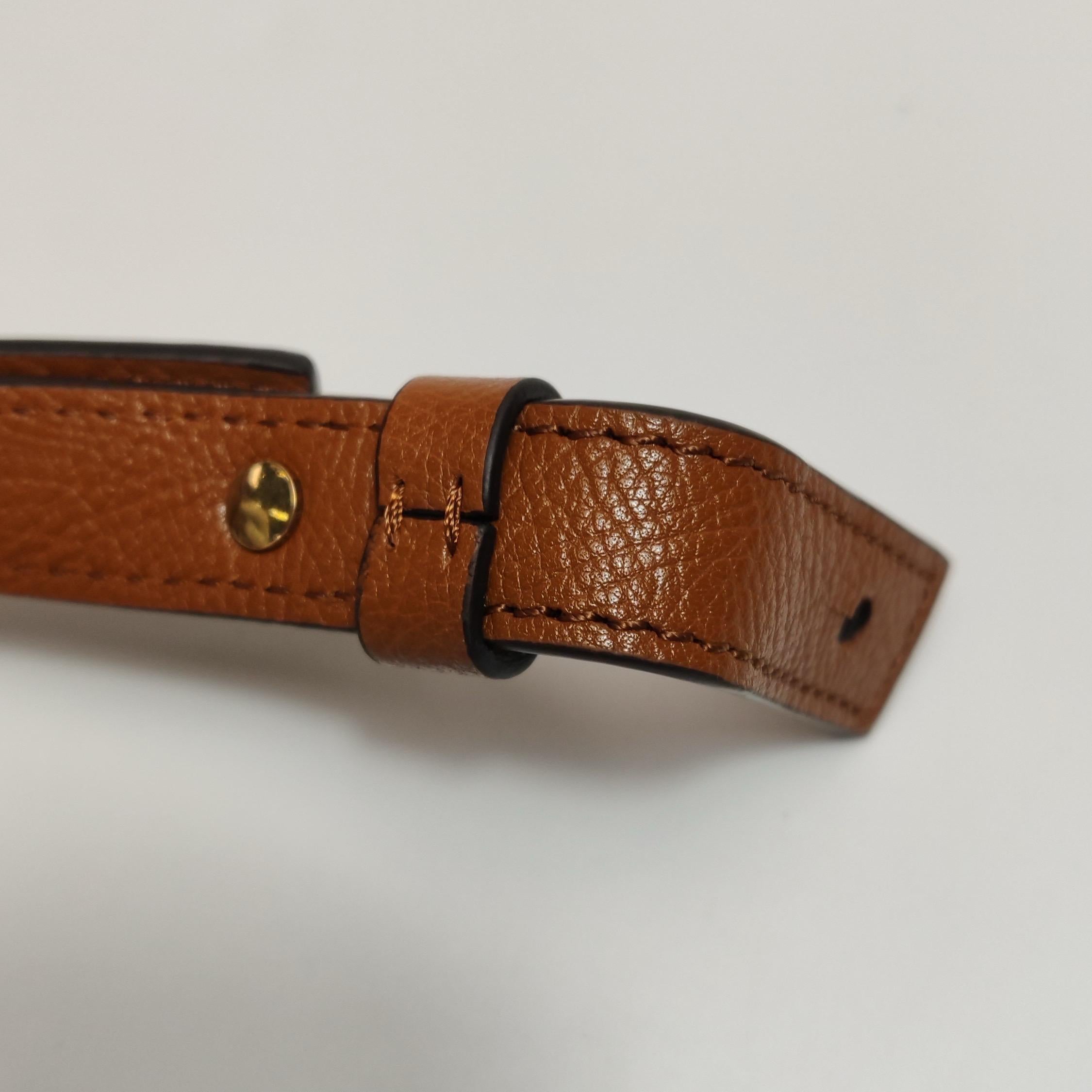 CHLOÉ Umhängetasche aus glänzendem braunem Strukturleder mit Armbandverzierung im Angebot 4