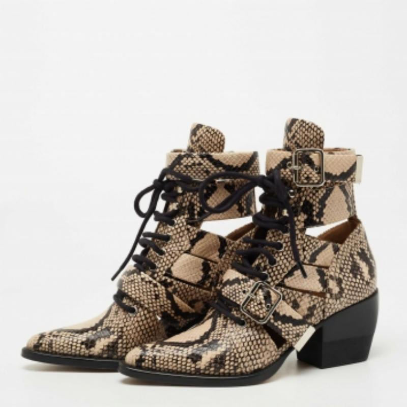 Boots are an essential part of your wardrobe, and these boots crafted from top-quality materials, are a fine choice. Offering the best of comfort and style, this sturdy-soled pair would be great with skinny jeans for a casual day out!