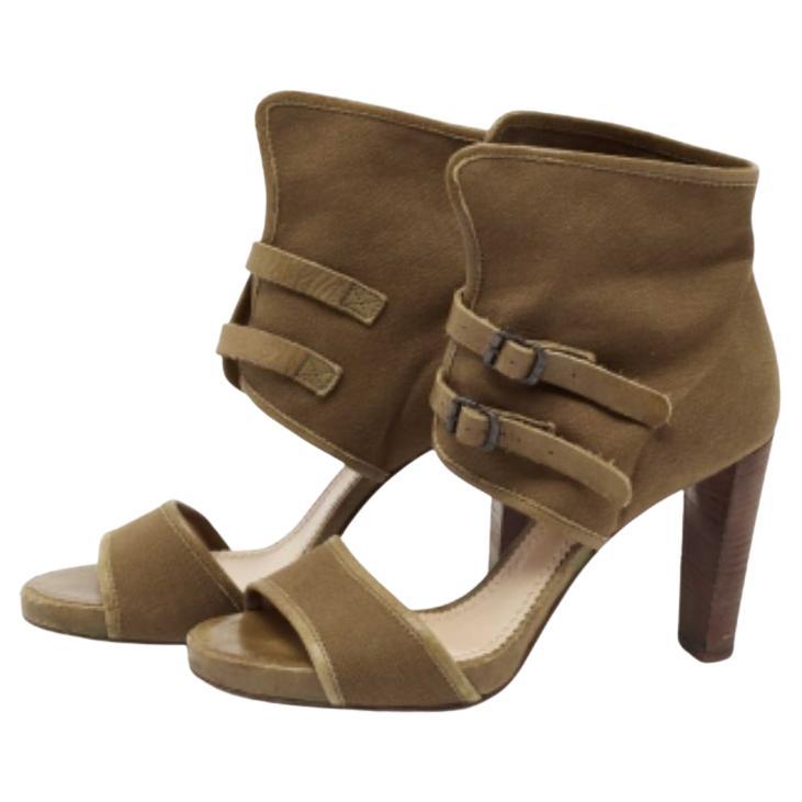 Ces sandales Chloé vous aideront à rester à la pointe de la tendance. Créées en toile, elles sont élégantes grâce aux détails de la boucle de cheville sur les deux panneaux et sont montées sur des talons de 9 cm.