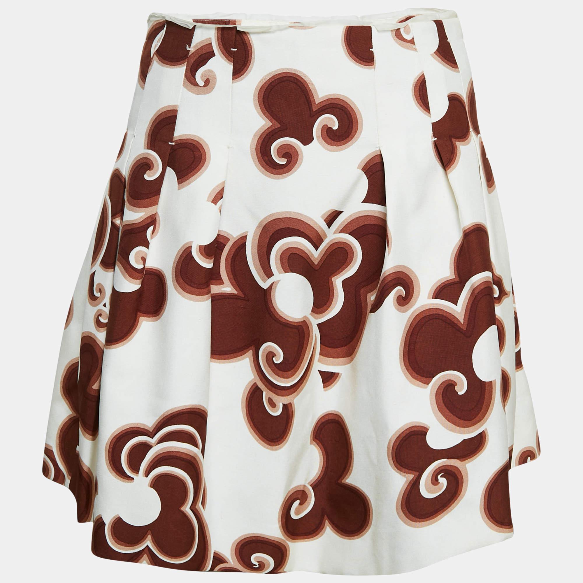 Questa deliziosa gonna è splendidamente cucita con un tessuto pregiato. Questa comoda gonna griffata ha una silhouette perfetta. Abbinalo a un semplice top e a tacchi a spillo per un look chic.