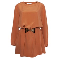 Chloe, robe brune avec ceinture à la taille